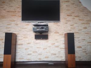 Μια τηλεόραση ή/και κέντρο ψυχαγωγίας στο Apartamenty LENA 16 TWOJE poddasze