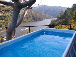 una piscina con vistas al río en Casa Vista Alegre en Abelhal