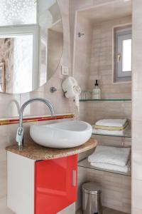 uma casa de banho com um lavatório e um espelho em Apartments Kaleta em Split