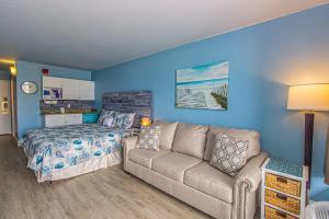 uma sala de estar com um sofá e uma cama em Landmark 717 em Myrtle Beach