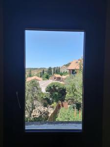 ventana en una habitación con vistas a una casa en Albergue rural l'Almada de Yebra en Yebra de Basa