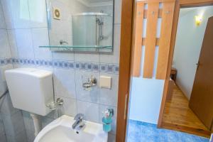 La salle de bains est pourvue de toilettes et d'un lavabo. dans l'établissement Knežević Apartment, à Žabljak