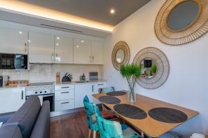 - une cuisine et une salle à manger avec une table et des chaises dans l'établissement SOCIAL LODGE - Centro do Funchal, à Funchal