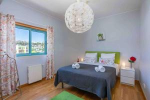 En eller flere senge i et værelse på Admirable 1 bedroom Marina view apt. Albufeira + 23 billeder
