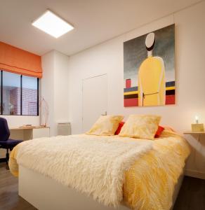 - une chambre avec un lit et une peinture murale dans l'établissement galerie Angle3, à Quimper