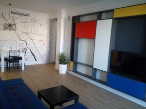 Televízia a/alebo spoločenská miestnosť v ubytovaní Apartament MONDRIAN