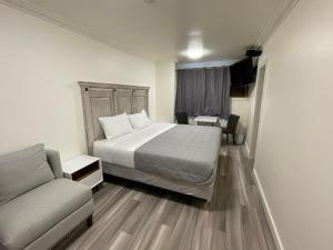 Ένα ή περισσότερα κρεβάτια σε δωμάτιο στο Destination INN