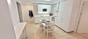 A kitchen or kitchenette at Cozy White Home in Getxo