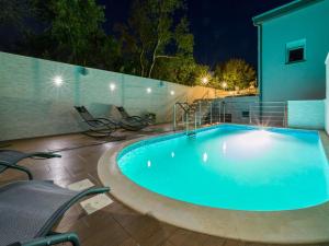 Der Swimmingpool an oder in der Nähe von Apartments Alin