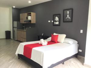 una camera da letto con un letto con un animale di peluche sopra di Apartahotel Avanti a Medellín