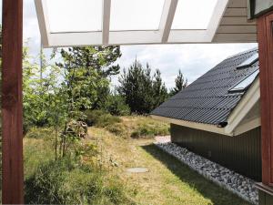 Bolilmarkにある5 person holiday home in R mの太陽屋根の家の眺め