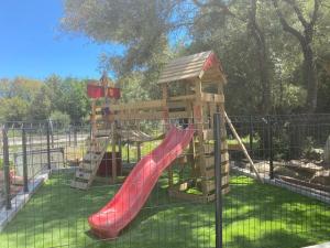 um parque infantil com escorrega num parque em Gite U Licetu A la Campagne em Oreta