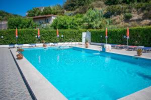 Der Swimmingpool an oder in der Nähe von Hotel Villa Rita