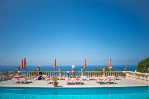 Der Swimmingpool an oder in der Nähe von Hotel Villa Rita