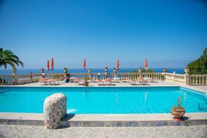 Der Swimmingpool an oder in der Nähe von Hotel Villa Rita