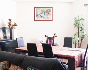 uma mesa de jantar com cadeiras e um sofá em Alojamento Rocha em Viseu