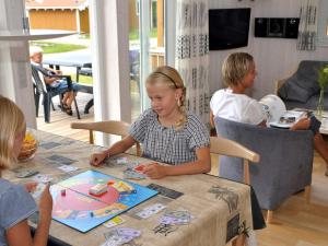 Děti v ubytování 6 person holiday home in Skærbæk-By Traum