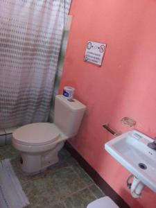 A bathroom at Cabinas Surf Side