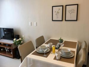 Televiisor ja/või meelelahutuskeskus majutusasutuses Cebu Cozy Ocean View 1BR,17th,pool,Wifi,Mactan