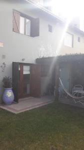 ein Haus mit Sonne im Hof in der Unterkunft Apartamento La Felicidad in Tandil