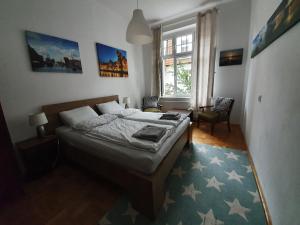 a bedroom with a bed and a desk and a window at Apartament w centrum Sopotu in Sopot