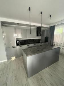 a kitchen with a large counter top in a room at Solanki Apartament Solankowa Aleja Loft in Inowrocław