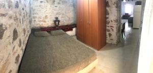 sypialnia z dużym łóżkiem w pokoju w obiekcie Denizkızı Apart w mieście Küçükköy