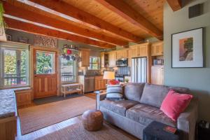 sala de estar con sofá y cocina en Venture Garden House cottage, en Cascade Locks