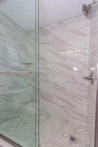 Vannituba majutusasutuses Luxury Oceanfront Studio Sea Mist Resort 20907 King Suite 9th Floor +17 fotot