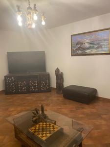 uma sala de estar com uma mesa e um tabuleiro de xadrez em ZuliHome em Oliveri