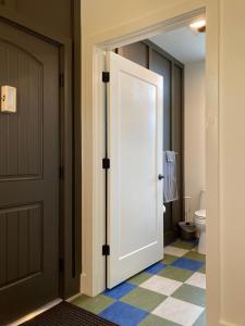una puerta abierta a un baño con aseo en Eden's Echoes Country Retreat en Blacksburg