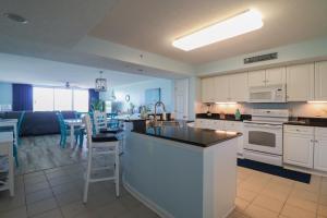 Ett kök eller pentry på Yacht Club Villas #3-103 condo