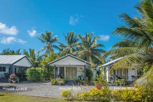 uma vista para uma casa com palmeiras ao fundo em Muri Beach Haven em Rarotonga