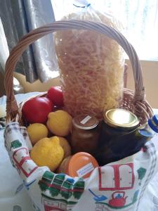 una cesta llena de comida y verduras en una mesa en Villa Thea, en Káto Samikón