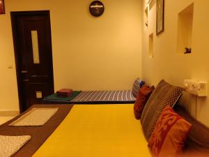 um quarto com uma cama no canto de um quarto em Pearl Premium Homes, Family BnB Guest-House em Nova Deli