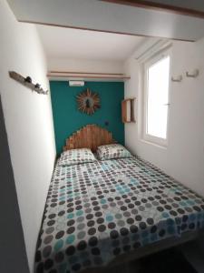 1 dormitorio con 1 cama en una habitación con ventana en Cap Esterel studio H3, en Agay - Saint Raphael
