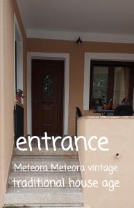 una señal de entrada a una casa tradicional en Meteora Mary's mansion, en Kalambaka