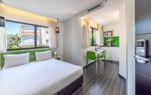 una camera d'albergo con letto e tavolo di 130 Rock Apartments a Tel Aviv