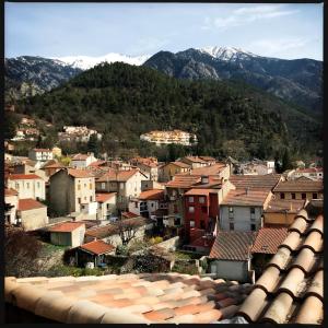 - une vue sur une ville avec des montagnes enneigées dans l'établissement Le Triplex, à Vernet-les-Bains