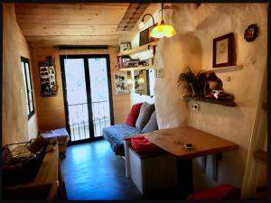 - un salon avec un canapé et une table dans l'établissement Le Triplex, à Vernet-les-Bains