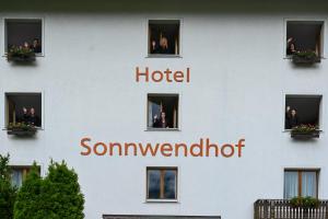 ein Schild an der Seite eines Gebäudes in der Unterkunft Hotel Sonnwendhof Engelberg in Engelberg