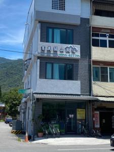 Το κτήριο όπου στεγάζεται  το δωμάτιο σε οικογενειακή κατοικία