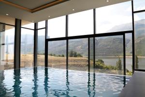einen Pool in einem Haus mit Fenstern in der Unterkunft Hotel Lakeside in Vrbnica