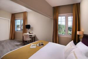 Postel nebo postele na pokoji v ubytování Almina Hotel - Special Class