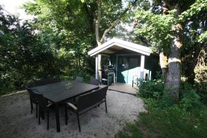 a table and chairs in front of a small cabin at Zimmervermietung am Habsberg in Velburg