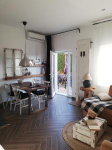 A kitchen or kitchenette at MAPLE place