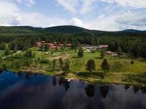 Luftblick auf eine kleine Insel in einem See in der Unterkunft Camp Järvsö Hotell in Järvsö