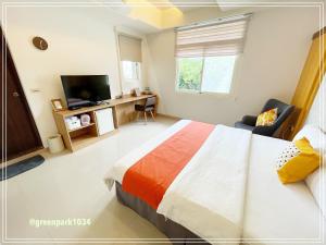 TV a/nebo společenská místnost v ubytování Green Park Homestay
