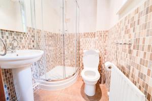 un bagno con doccia, WC e lavandino di Briarwood House a Keswick Altre 18 foto