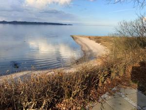 a shoreline of a large body of water at Loff Holiday Houses in Aabenraa +110 photos
